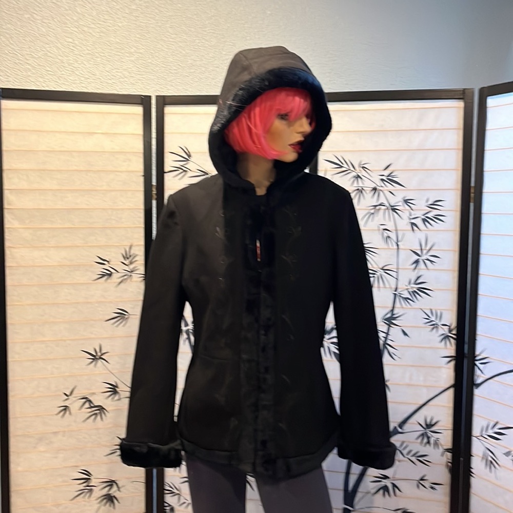 Midweight, hip planks, hooded jacket with accents